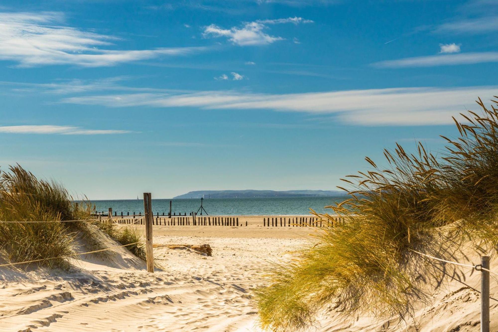 Spacious Home For 8 In Witterings - Walk To Beach East Wittering Bagian luar foto