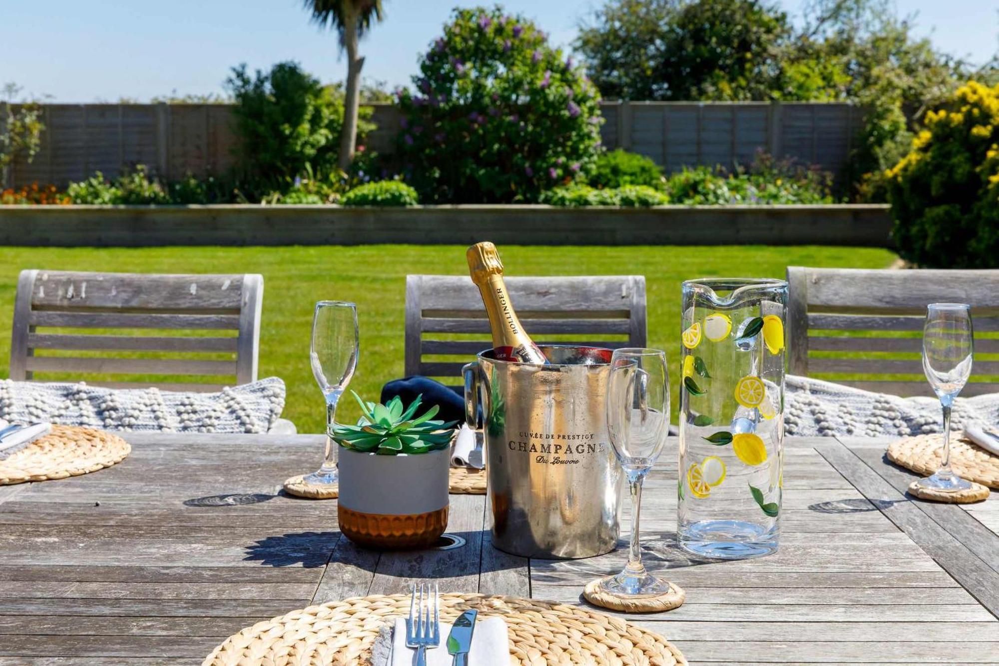 Spacious Home For 8 In Witterings - Walk To Beach East Wittering Bagian luar foto
