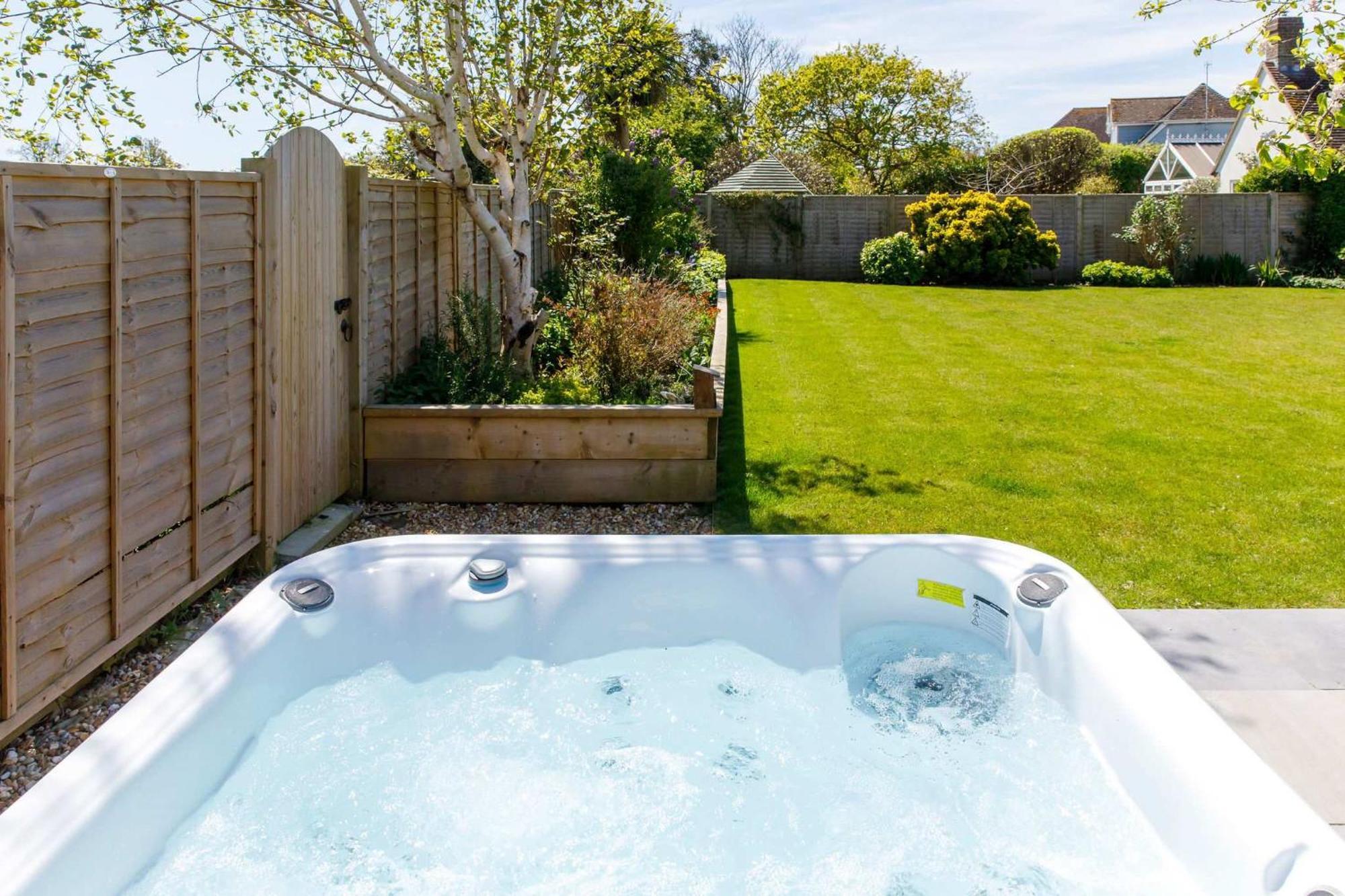 Spacious Home For 8 In Witterings - Walk To Beach East Wittering Bagian luar foto