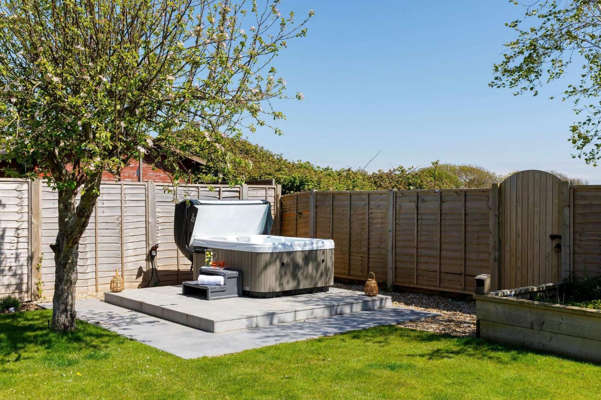 Spacious Home For 8 In Witterings - Walk To Beach East Wittering Bagian luar foto