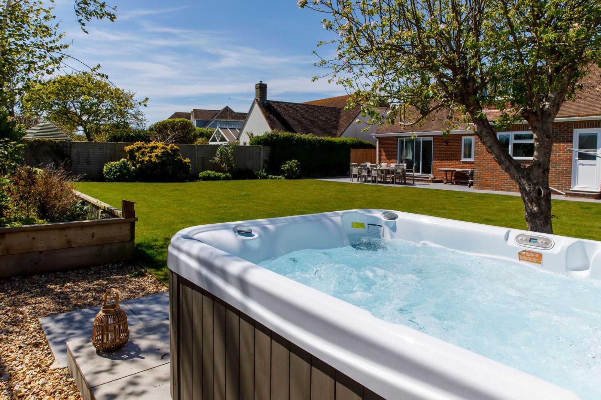 Spacious Home For 8 In Witterings - Walk To Beach East Wittering Bagian luar foto